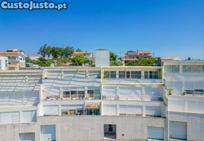 Apartamento T2 com Garagem, Arrumo e Vista Mar