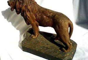 Leão em cerâmica pintada antigo