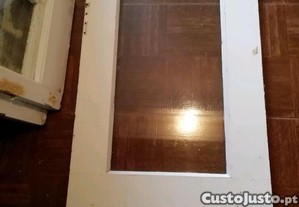Um janelão com vidro lisos