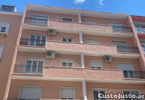 Oportunidade de Investimento em Campo de Ourique   Habitação + Loja com Garagem