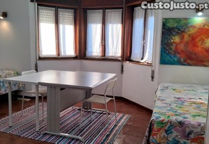 Salo Mob. Em Vivenda Para Casal: 2 Jovens Trab. ou 2 Est.ESTG-6a8 min a p Shopping/ESTG