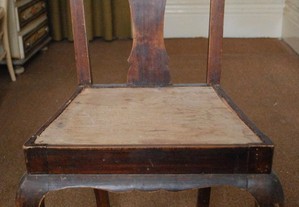 Cadeira em Madeira Antiga (Com mais de 80 Anos)
