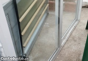Janela alumínio de correr em bom estado.