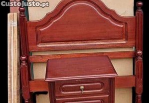 Cama de casal e mesinhas de cabeceira
