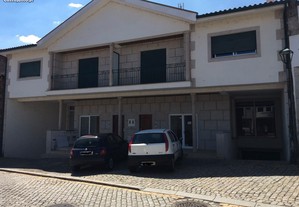 Loja com 135m 2 c/garagem, Murça - Retoma bancária