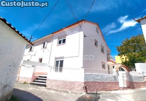 Moradia t2+2 remodelada | com logradouro | terrugem | sintra