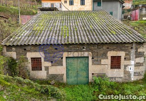 Armazm agrcola, com lagar, terrenos e ruinas, com vocao de investimento turistico.