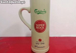 Caneca em grés com publicidade da cerveja Super Bock e da Carlsberg, 30 anos de Costas & Oliveira