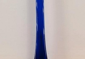 Solitário em vidro azul, com haste canelada