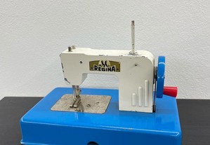 Máquina pequena costura marca regina