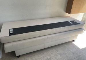 Sofá cama funcional, mas manchado