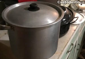 panela grande cinzenta com testo