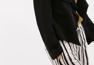 Jaqueta preta lapelas fluidas da Zara Woman como nova