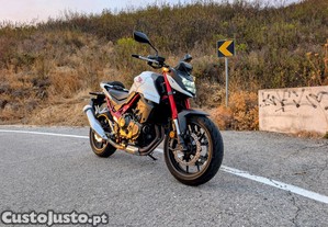 Honda Hornet 750   2023   11.000 km