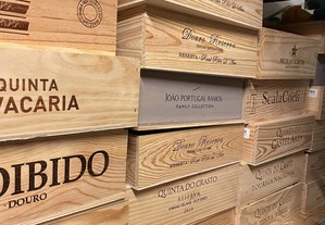 Caixas de vinho em madeira.