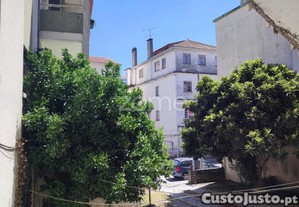Dois Prdios No Centro De Mangualde.