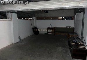 Não Perca Esta Grande Oportunidade! Garagem Em Box De Grandes Dimensões Com 25m2 Muito Bem Localizada Em Silves Próxima De Todas