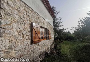 Encantadora moradia renovada em pedra e madeira.
