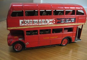 Autocarro decorativo típico de Londres em chapa