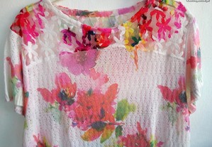 Blusa colorida, com flores - Tamanho L