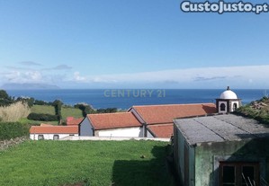 Ruina com Vista Panorâmica para o Mar na Ilha das Flores