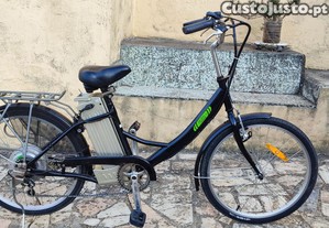 Bicicleta eltrica, de senhora. Marca Eazy Mouv. Bateria e carregador novos. 6 mudanas.