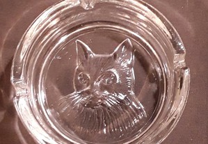 Cinzeiro em vidro branco transparente com gato no fundo