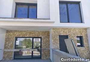 Caixilharia em alumínio e PVC, estores, mosquiteiras
