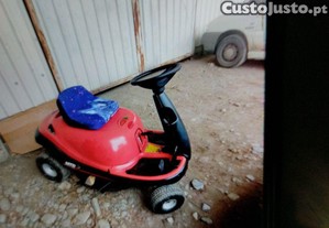 Trator corta relva