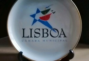 Prato em loiça edição da Câmara Municipal de Lisboa em porcelana VA