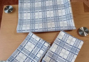Toalha de mesa, quadrada com 6 guardanapos , em azul e branco Material e confeção de alta qualidade