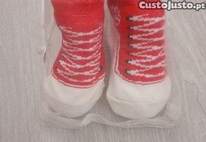 Sapatinhos de bebé Sapatinhos de bebé vermelhos e brancos