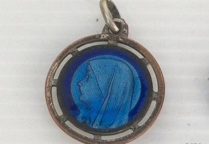 Medalha antiga com relíquia