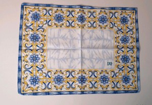 Bonito pano em algodão com as letras TAP bordadas e reprodução de um painel de azulejos