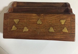 Caixa de madeira com embutidos em metal
