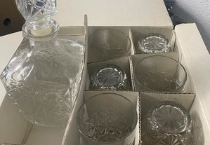 Conjunto de garrafa e 6 copos wisky em cristal nunca usado ainda na caixa original .