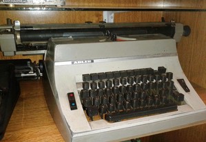 Máquina Escrever Adler