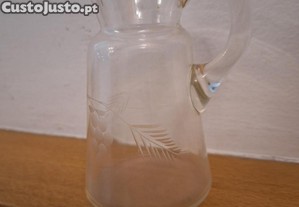 Caneca pequena em vidro transparente, lapidada
