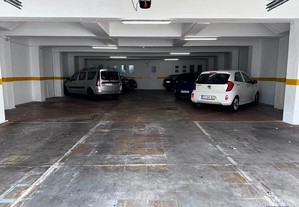 Garagem de grandes dimensões em Ponta Delgada