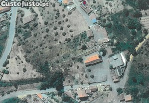 Moradia geminada de 2 pisos para recuperao, num lote de 1080m2, Carvalhal, Abrantes