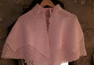 Capa ou poncho em malha tricô cor de rosa