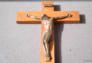 Crucifixo em bronze e madeira Cristo moderno