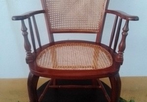 Cadeiras de braços com palhinha antigas