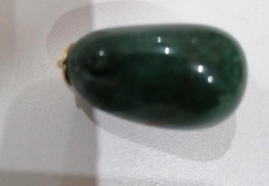 Pedra verde para colocar em colar dourado