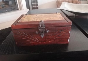 caixa grande antiga , em madeira