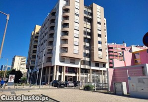 Garagem Na Estrada Da Luz Em Lisboa