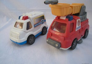2 carros de brincar (Ambulância e Bombeiros)