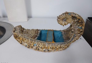 Artigo de decoração Barco com conchas