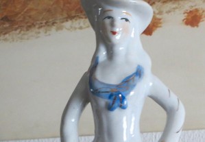 Estátua Porcelana Jovem Era Medieval, branco azul - Medida: Altura: 21 cm Diâmetro base: 7 cm