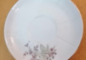 Pires de chávena de chá em porcelana Vista Alegre 1971-1980, floral